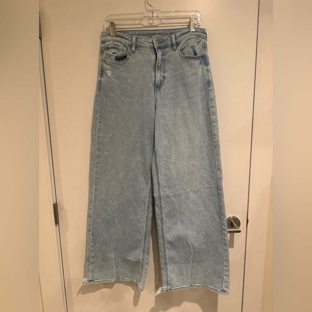 American Eagle Outfitters Light Wash Wide Leg Jeans Size 6 Short